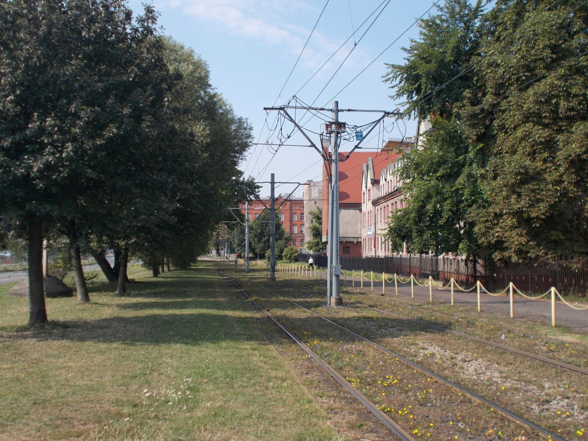 Zwischen dem Streckengleis und den Straßenbahnstationen Wyszynskiego und Dworcowa,am 16.August 2015,typischer Fahrleitungsmast in Szczecin.