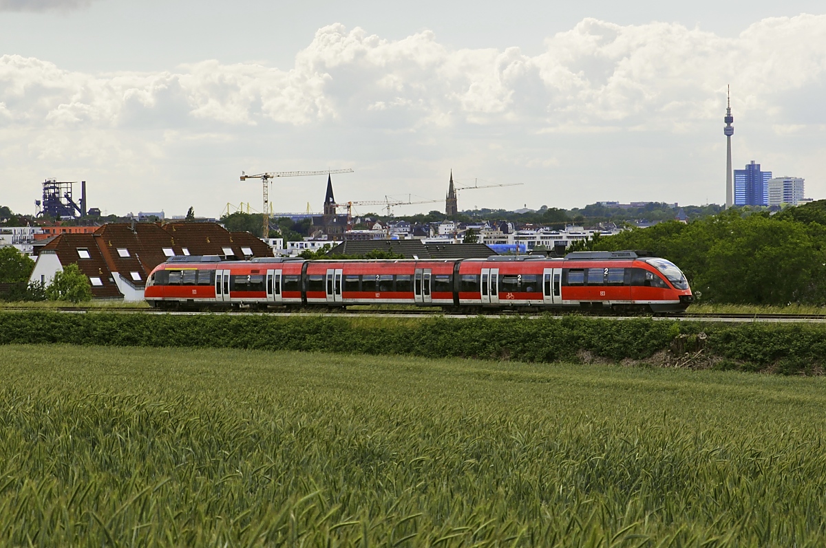 Zwischen Dortmund-Hoerde und Dortmund-Aplerbeck Süd können die Züge mit der Dortmunder Innenstadt als Hintergrund abglichtet werden, am 06.06.2020 ist hier ein unbekannter 644 in Richtung Winterberg unterwegs