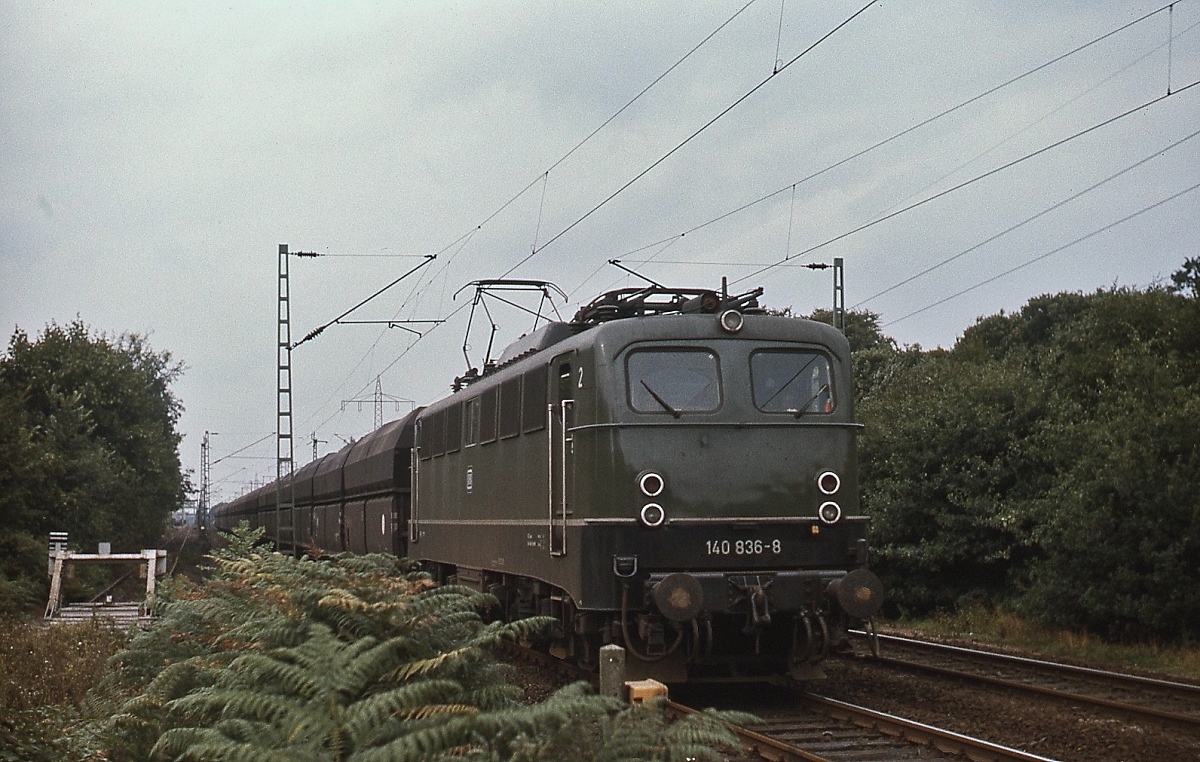 Zwischen Duisburg-Wedau und Lintorf ist 140 836-8 im Sommer 1976 unterwegs
