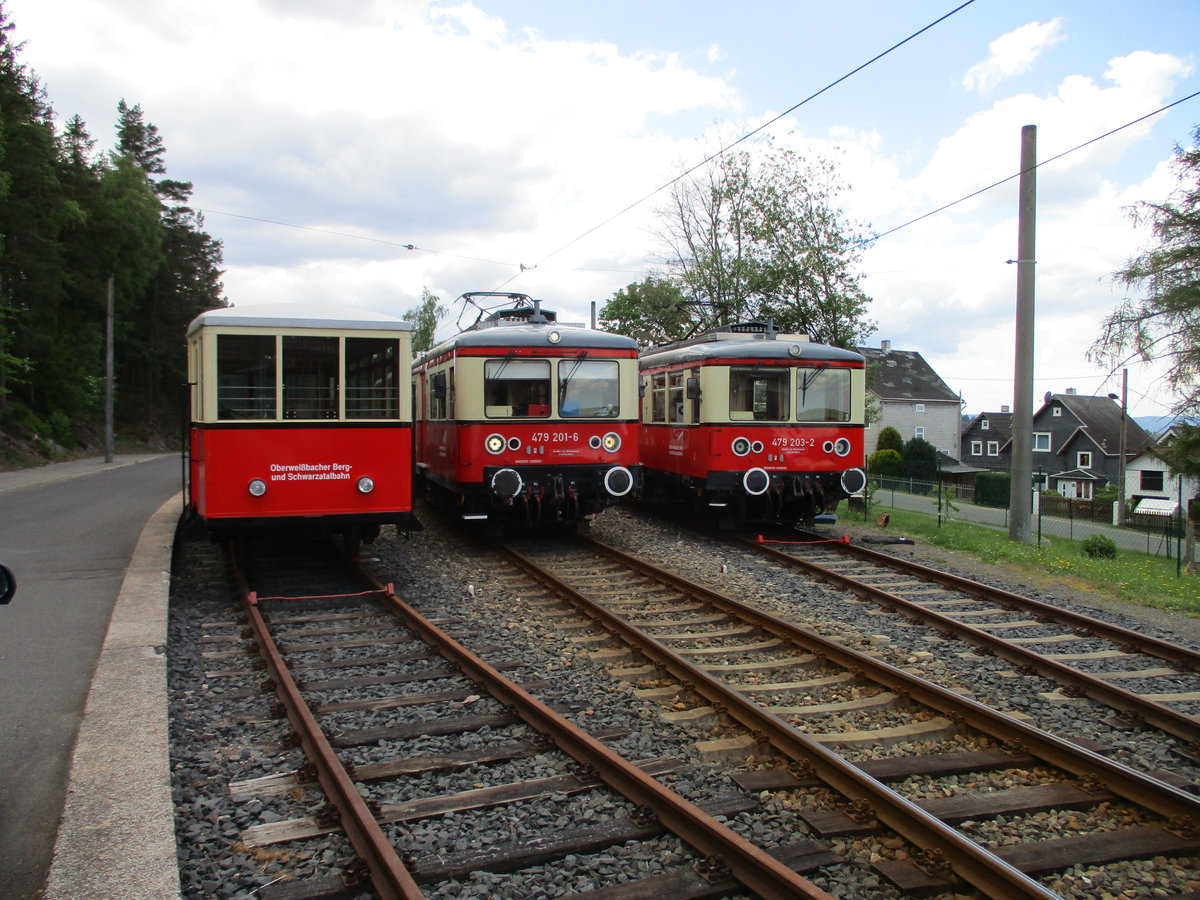 Zwischen einen abgestellten Beiwagen und dem 479 203 hindurch fhr der 479 201,am 27.Mai 2020,in die Bergstation Lichtenhain.