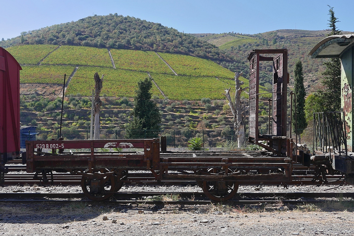 Zwischen einigen Wagen der nicht mehr im Betrieb befindlichen 1000 mm-Schmalspurstrecke Linha do Tua steht auch dieser Wagen. Tua, 03.10.2017.