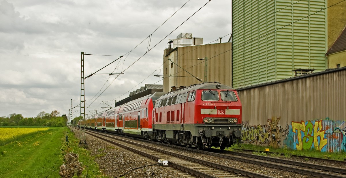 Zwischen Feldkirchen und Heimstetten wird der Regionalzug nach Mhldorf von 218.404 am spten Nachnmittag des 06.05.2013 geschoben.