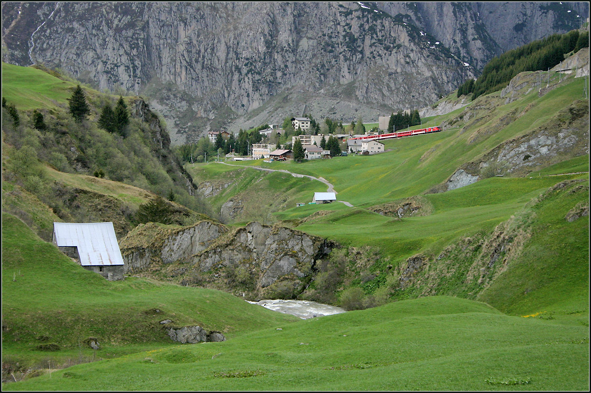 Zwischen Fels und grünen Wiesen -

... ein Regionalzug, Andermatt verlassend um den Anstieg nach Nätschen anzugehen.

Blick vom Tal der Unteralpreuss.

17.05.2008 (M)