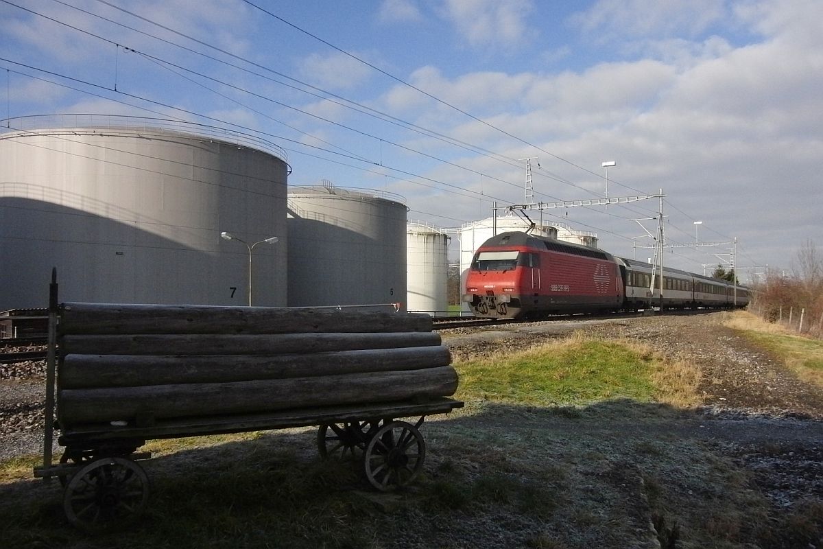 Zwischen festem Brennstoff im Vordergrund und Flssigem im Hintergrund schiebt Re 460 015-1 am 14.01.2012 in Lengwil den IR 2115 von Biel kommend den Seercken hinunter nach Konstanz.