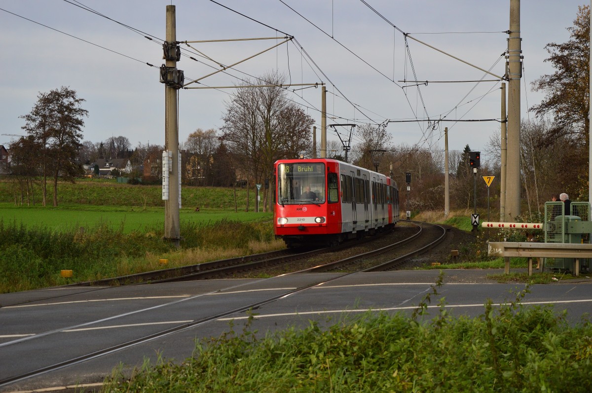 Zwischen Fischenich und Vochem kommt ein Zug der Linie 18, nein nicht nach Istambul sondern nach Brühl gefahren. Geführt wird der Zug von KVB 2210 am Samstag den 5.12.2015
