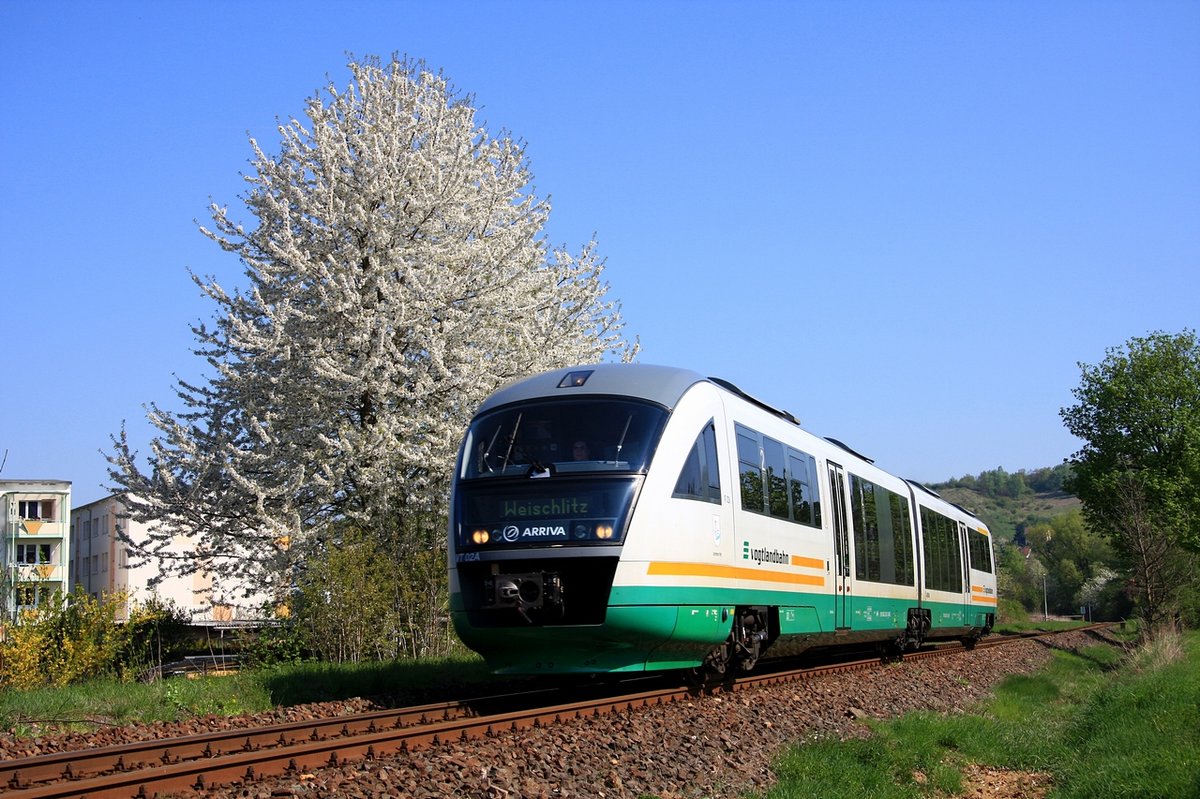 Zwischen Gera Ost und Gera-Liebschwitz ist VT02, als VBG83163, unterwegs am 20.04.2009. 