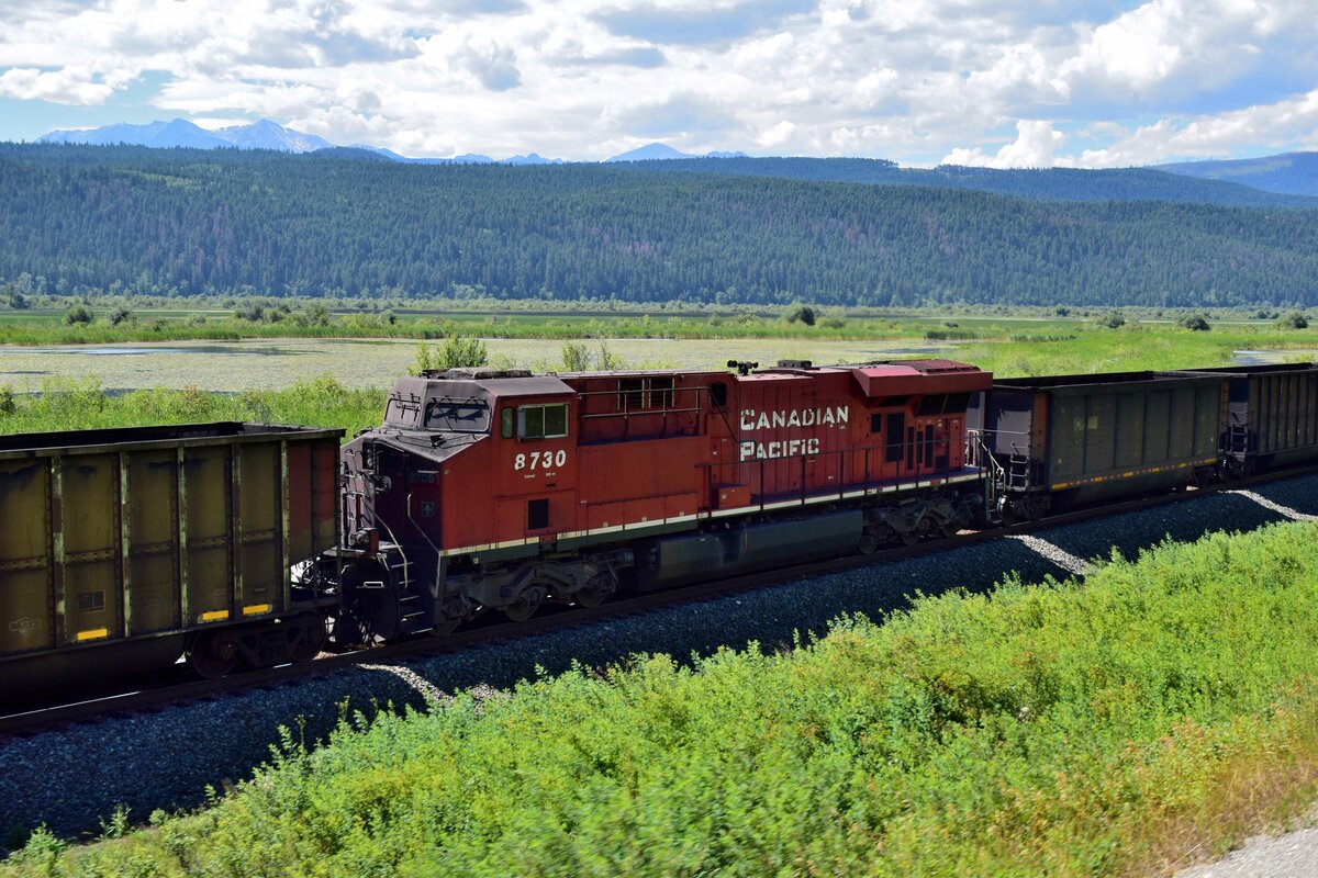 Zwischen Golden und Brisco im weitem Tal zwischen den Rocky Mountains konnte ich aus dem Wohnmobil heraus meinen ersten kanadischen Güterzug fotografieren. Naja zumindest die Mittellok. Sichtlich verschmutzt mit Kohlestaub zeigt sich die Front von 8730. 

Harrogate 15.08.2022