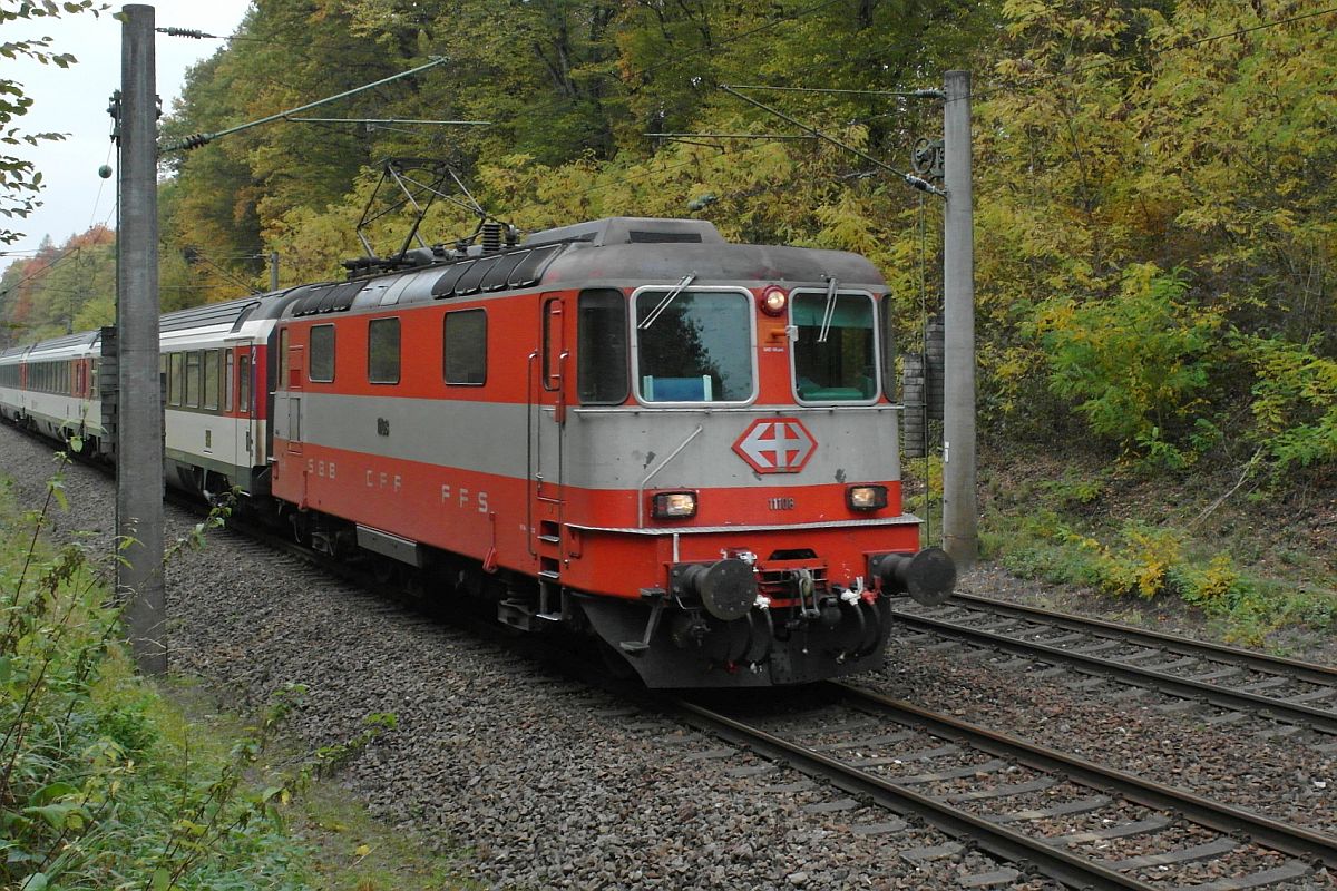 Zwischen Gottmadingen und Singen zieht Re 4/4 II 11108 am 10.10.2015 den IC 186, Zürich - Stuttgart.