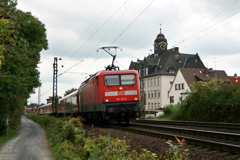 Zwischen Großauheim (Kreis Hanau) und Hanau Hbf wurde 112 172 mit einem Nahverkehrszug am 25. August 2008 abgelichtet.