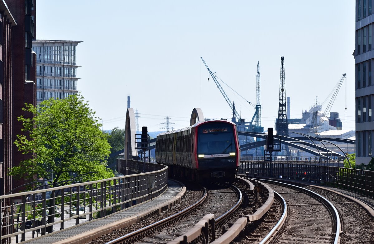 Zwischen Häuserfassaden und Hafen. DT5 364 fährt als U3 und erreicht in Kürze die Haltestelle Rödingsmarkt. Das Bild wurde vom Bahnsteigende gemacht.

Hamburg 13.05.2025