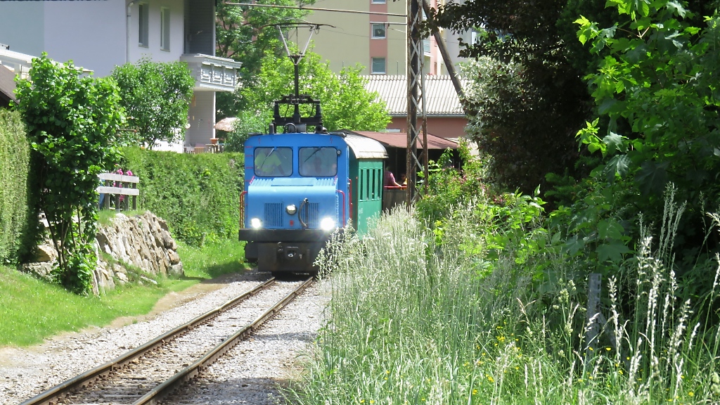 Zwischen Häusern und Wald fährt Lok E4 der Breitenauerbahn mit einem Personenzug aus Richtung Magnesitwerk in St. Jakob Breitenau ein am 10.06.2019 

 

<a href= https://www.bahnvideos.eu/video/oesterreich~schmalspurbahnen~breitenauerbahn/21212/lok-e4-der-breitenauerbahn-mit-personenzug.html >Video der Einfahrt</a>
