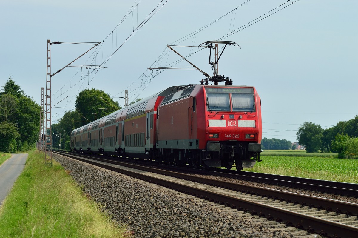 Zwischen Haldern und Mehrhoog auf der Kbs 420 ist die 146 022 mit einem RE5 nach Koblenz unterwegs. 9.5.2014