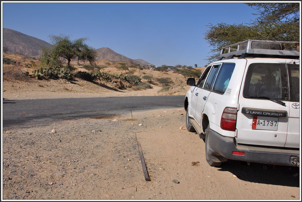 Zwischen Halib Mentel und Ela Bared wurde die Fernverkehrsstrasse von Asmara nach Keren gekreuzt. (02.12.2014)