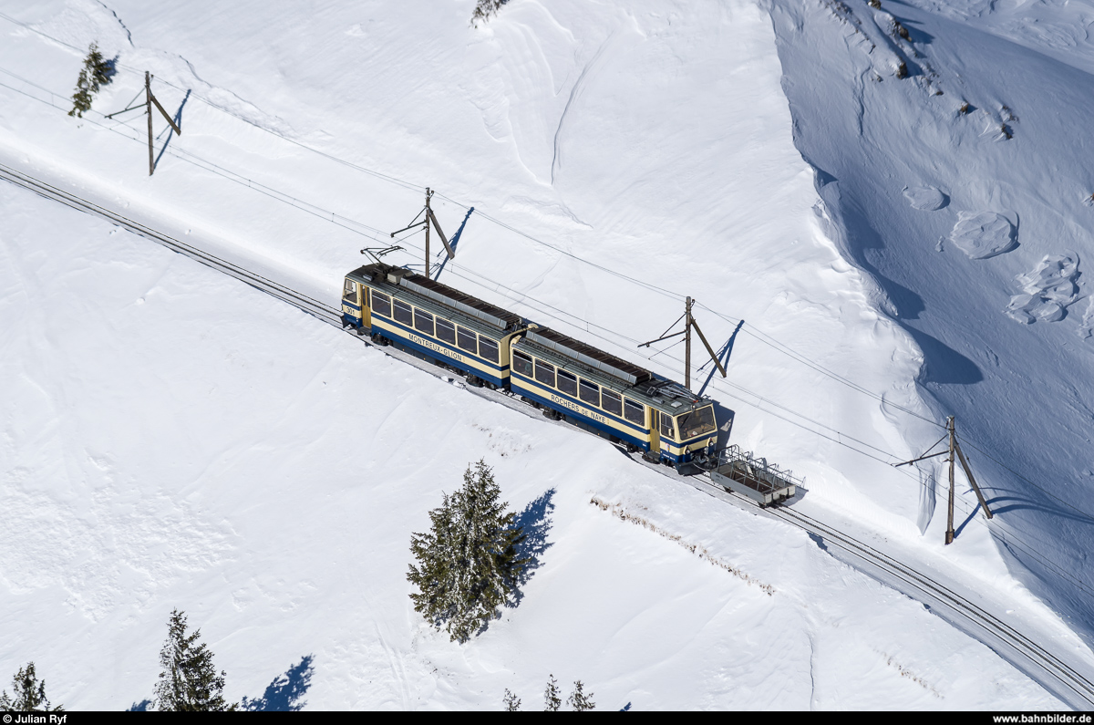 Zwischen der Haltestelle La Perche und der Bergstation Rochers-de-Naye befindet sich am 6. März 2015 der Bhe 4/8 301 auf Bergfahrt. Die meisten Skifahrer haben den Zug an der letzten Haltestelle verlassen um abseits der Pisten nach Haut-de-Caux hinunter zu fahren.