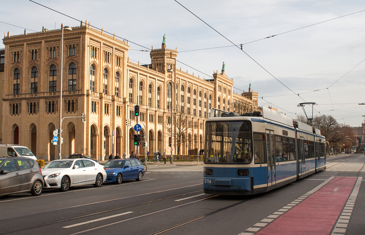 Zwischen der Haltestelle  Theatinerstraße  und dem Maxmonument wurde eine Münchner  Tram  am 24.11.14 bildlich festgehalten.