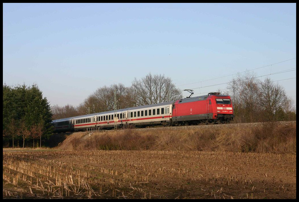 Zwischen Hasbergen und Natrup Hagen ist am 21.3.2005 die DB 101090 mit einem Intercity in Richtung Münster unterwegs.