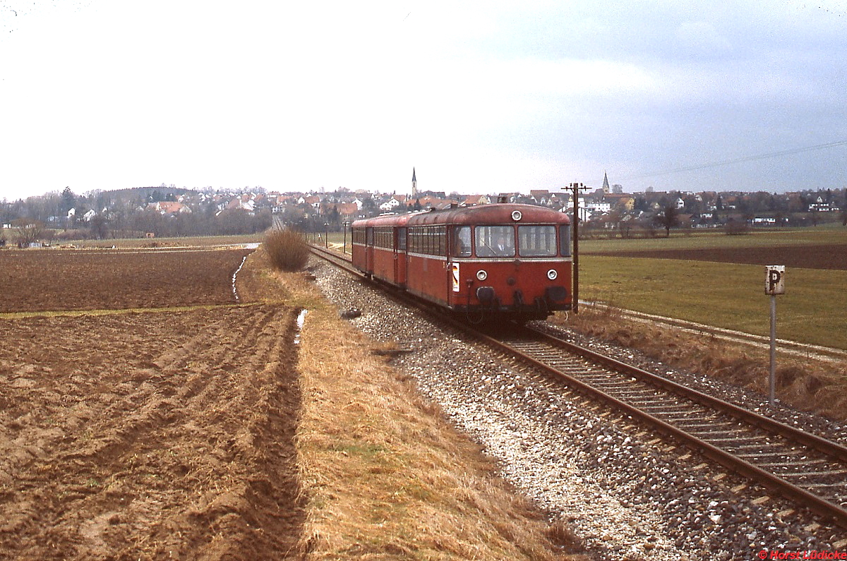 Zwischen Heiningen und Eschenbach ist im Februar 1986 eine Schienenbusgarnitur von Bad Boll nach Göppingen unterwegs. Das Plakat am 798 weist auf das gerade zu Ende gegangene Jubiläum  150 Jahre Deutsche Eisenbahnen  hin.