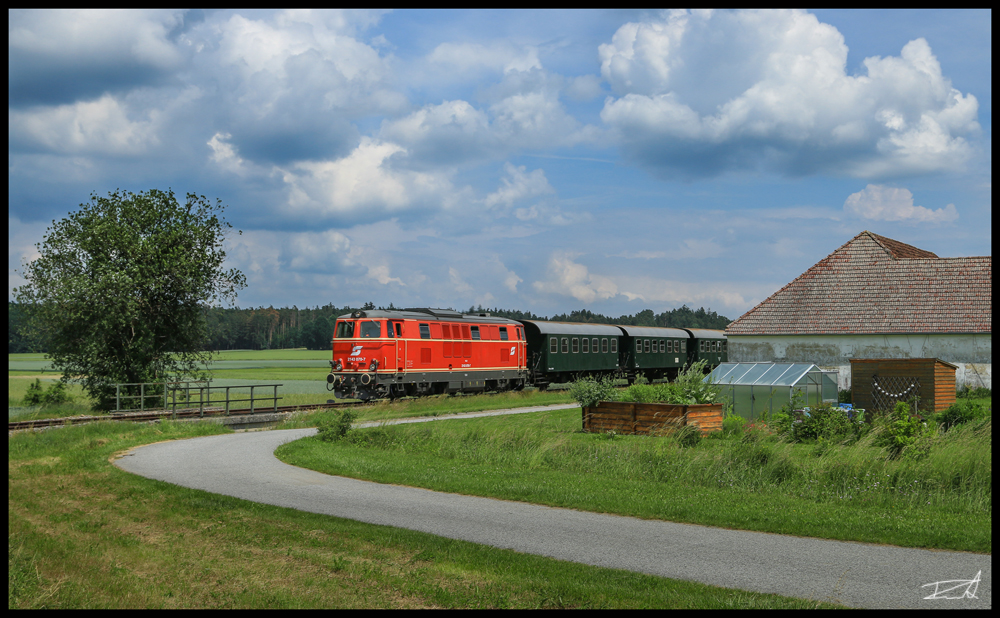 Zwischen Hessendorf und Langau fährt die blutorange Diesellok 2143 070 mit dem Reblaus Express 16974 von Retz nach Drosendorf.
3.6.2018