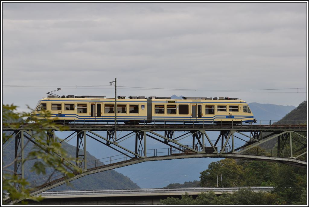 Zwischen Himmel und Erde schwebt R321 mit ABe 4/6 53 bei Intragna über den Isorno. (03.09.2014)