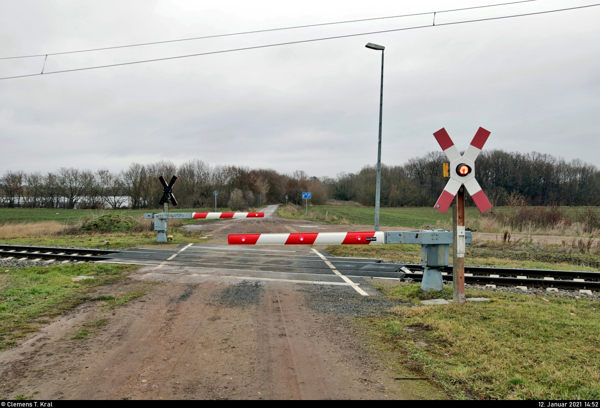 Zwischen Holleben und den Buna-Werken wurden die Bahnübergänge (Bü) im Jahr 2017 weitgehend modernisiert. Nicht dazu zählt die recht eigenwillige Anlage der Bauart Hs 64b von WSSB am Hohenweidener See. Bei meinem Besuch waren die Schranken noch um die 30 Minuten lang geschlossen, nachdem ein Zug entlangfuhr. Gerade bei Halbschranken dürften Verkehrsteilnehmer da schnell die Geduld verlieren. Hier sollte technisch nachgebessert werden.

🚩 Bahnstrecke Merseburg–Halle-Nietleben (KBS 588)
🕓 12.1.2021 | 14:52 Uhr