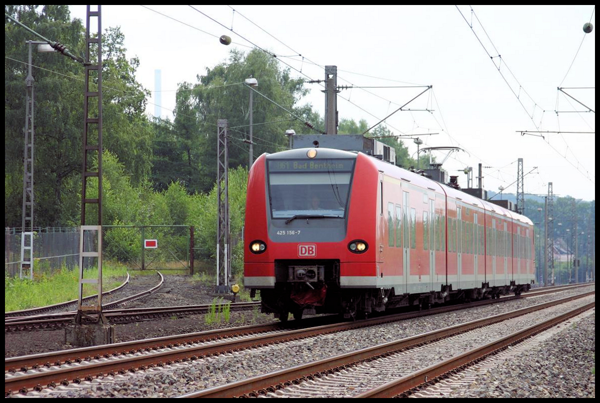 Zwischen Ibbenbüren und Ibbenbüren Esch ist hier am 23.7.2007 der DB 425156-7 als RB nach Bad Bentheim unterwegs.