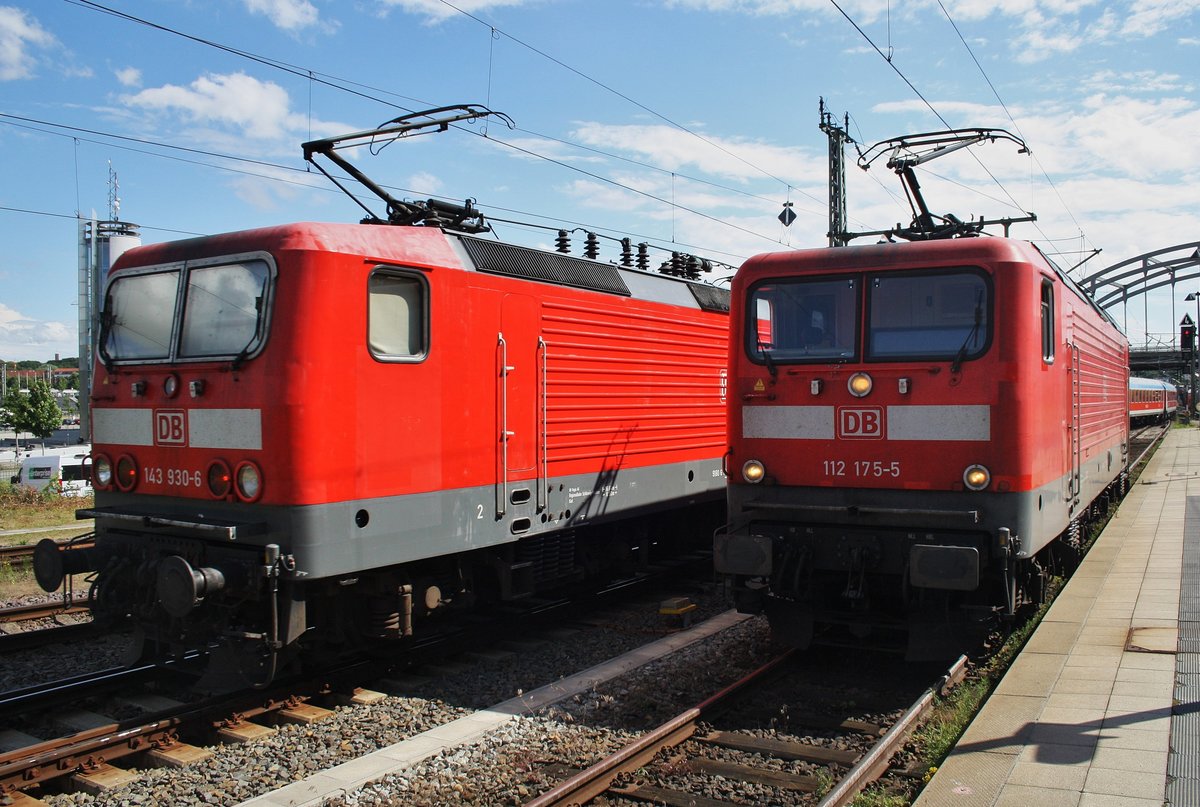 Zwischen ihnen liegen gerade mal 4 Jahre... 143 930-6 wurde am 11.8.1989 in Dienst gestellt, 112 175-5 am 8.12.1993. Einiges hat sich jedoch in den 4 Jahren geändert, so ist im der Baureihe 112 eine neue 160km/h schnelle Variante der 143 entstanden. Auch wurden die 5 Spitzenlichter auf 3 reduziert. Einst war die 112 für den höherwertigen Verkehr gedacht, heute treffen sich beide Baureihen im Nahverkehrsbereich der DB wieder. Zum Treffen der beiden Hennigsdorfer Maschinen kam es am 12.7.2016 im Kiel, dem Heimatbahnhof der beiden. 143 930-6 ist mit der RB21127 nach Neumünster unterwegs, während 112 175-5 auf die Kreuzung wartet um sich dann in der Abstellgruppe an einen Dosto-Zug zu setzen.
