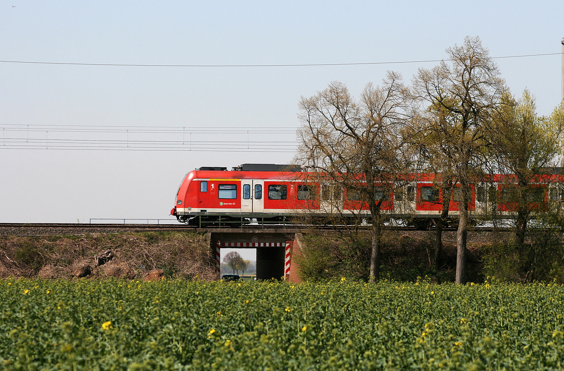 Zwischen den Kerpener Bahnhöfen  Sindorf  und  Buir  wurden 423 050 und 423 034 fotografiert.
Das Bild entstand am 17. April 2010