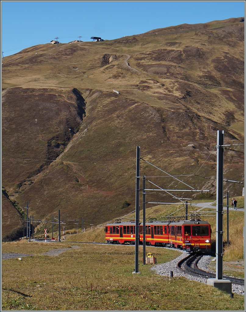 Zwischen der Kleinen Schiede und dem Eigergletscher schkängens sich zwei modernere JB Beh 4/8 bergwärts.
9. Okt. 2014