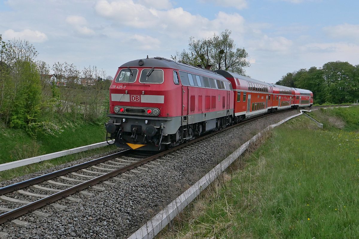 Zwischen Kluftern und Fischbach schiebt 218 425-7 am 01.05.2022 die Wagen des IRE 3 / 22788  FREIZEIT-EXPRESS SÜDBAHN , Singen (Hohentwiel) - Ulm