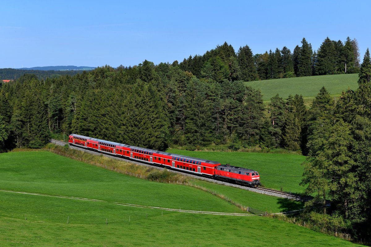 Zwischen Lengenwang und Seeg konnte ich am 20. September 2018 die 218 424 mit ihrem RE 57510 auf der Fahrt nach Füssen aufnehmen. 