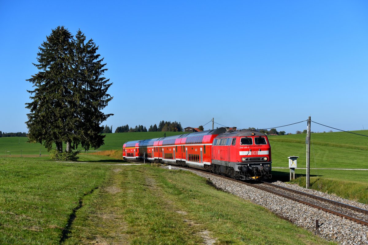 Zwischen Lengenwang und Seeg konnte ich am 13. Oktober 2018 die 218 446 mit ihrem RE 57510 auf der Fahrt nach Füssen aufnehmen. Hier zeigt die Strecke mit Telegraphenleitung und zahlreichen unbeschrankten Bahnübergängen ihren Nebenbahn-Charakter. 