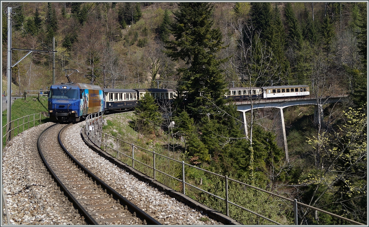 Zwischen Les Avants und Sendy-Sollard ist eine MOB Ge 4/4 III mit dem GOLDENPASS CLASSIC 2217 von Zweisimmen nach Montreux unterwegs. 
16. April 2014