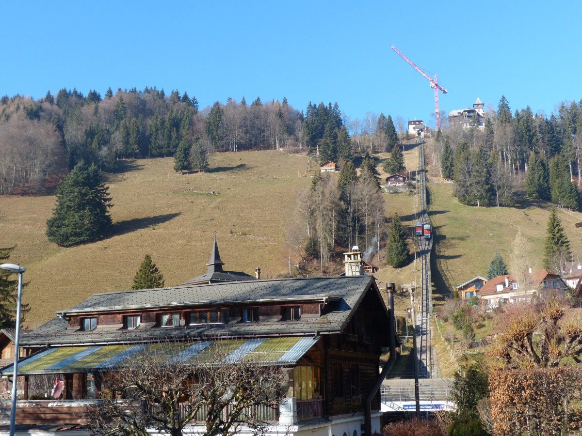 Zwischen Les Avants und Sonloup verkehrt seit 1910 eine Standseilbahn. Die Bahn verkehrt ohne erkennbares Personal im Viertelstundentakt - offenbar nur dann, wenn Fahrgäste in der Videoüberwachung auftauchen. 30.12.2015, Les Avants