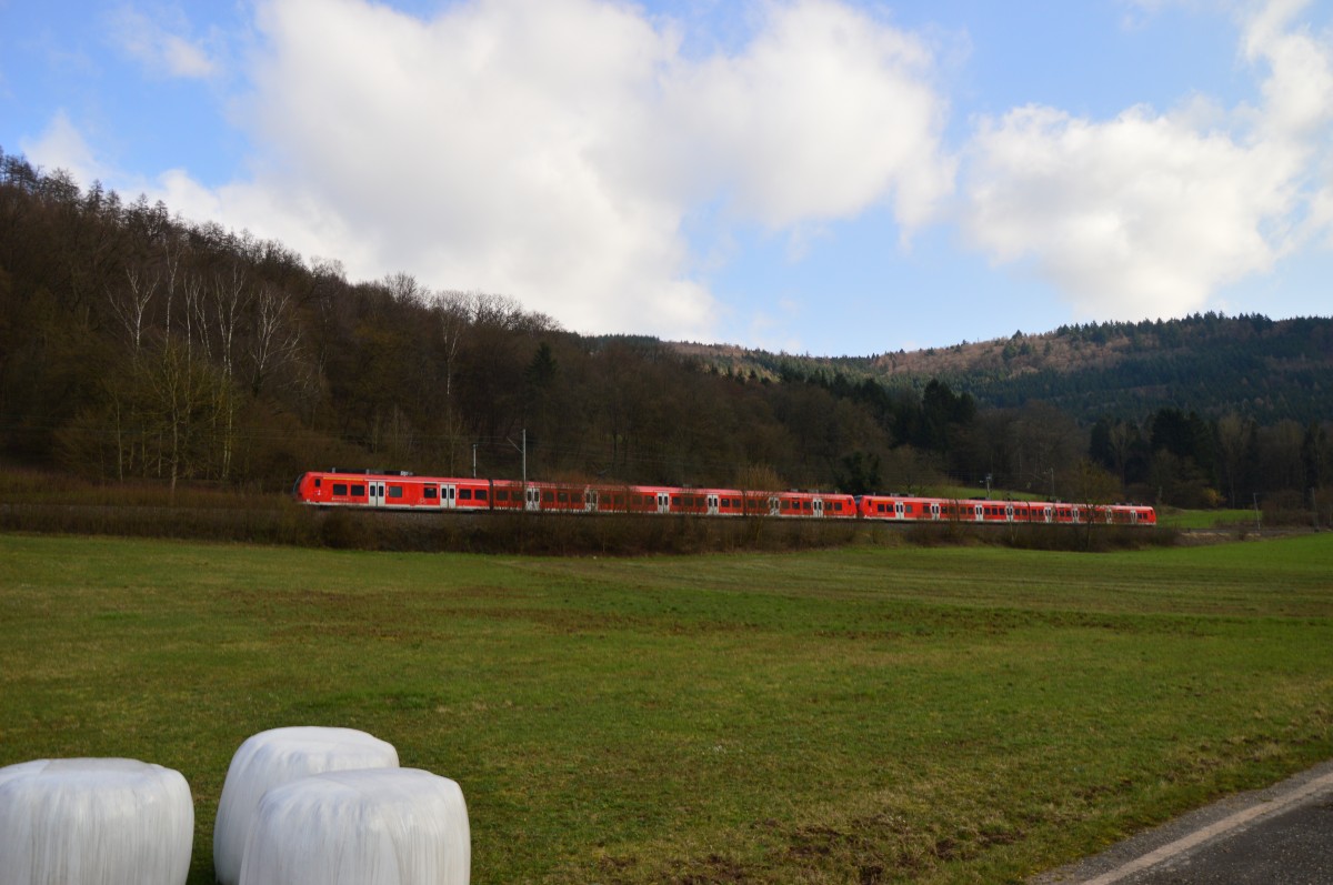 Zwischen Lindach und Eberbach ist hier ein S1 Zug neckarabwärt fahrend vor meine Linse geraten. Der Zug ist nach Homburg(Saar)unterwegs am Sonntag den 13.3.2016