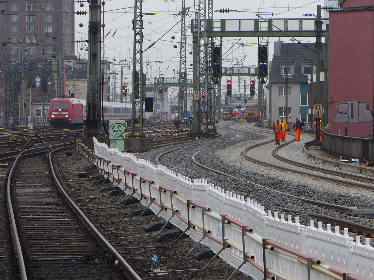 Zwischen März und April wird an der Stammstrecke der Kölner S-Bahn gebaut. Es werden Weichen und Schienen ersetzt. 
Die Arbeiter  testen  hier vielleicht schon das neue Gleis... (19.03.2016)