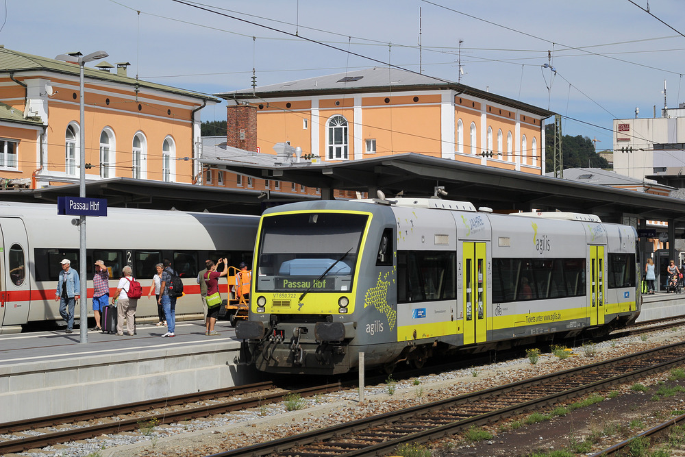Zwischen Mai und Oktober pendelt an Wochenenden und Feiertagen ein Fahrzeug im Ausflugsverkehr zwischen Freyung und Passau.
Ich wünsche den Verantwortlichen für die Ilztalbahn viel Erfolg !
Agilis VT 650.722 wurde am 20.08.2016 im Passauer Hauptbahnhof dokumentiert.