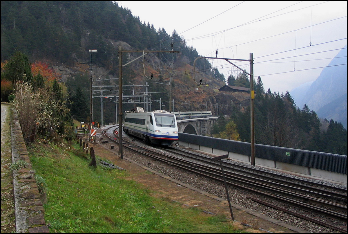 Zwischen Mailand und Stuttgart liegt Wassen -

Ein Cisalpino Mailand - Stuttgart auf der Mittleren Meienreussbrücke bei Wassen. 

01.11.2005 (J)