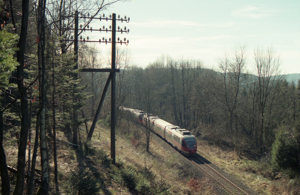 Zwischen Marienheide und Gummersbach stehen die letzten 14 Doppeltelegrafenmasten Westdeutschlands. Am 17.02.2008 fuhren bei Marienheide-Sch�neborn 644 011 und 644 032 als RB 11848 K�ln-Hansaring - Marienheide an diesen Relikten der Telekommunikation vorbei.