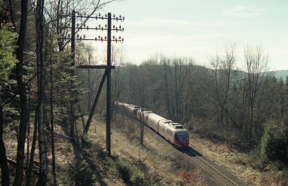 Zwischen Marienheide und Gummersbach stehen die letzten 14 Doppeltelegrafenmasten Westdeutschlands. Am 17.02.2008 fuhren bei Marienheide-Schneborn 644 011 und 644 032 als RB 11848 Kln-Hansaring - Marienheide an diesen Relikten der Telekommunikation vorbei.