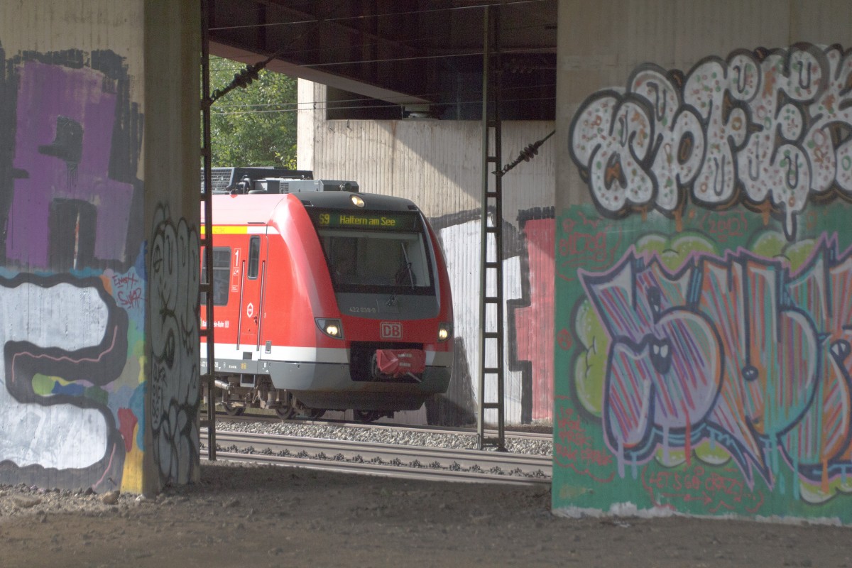 Zwischen Masten und Pfeilern: 422 038 als S9 von Wuppertal nach Haltern am See unter der Autobahnbrcke vor Haltern am See. (03.102013) 