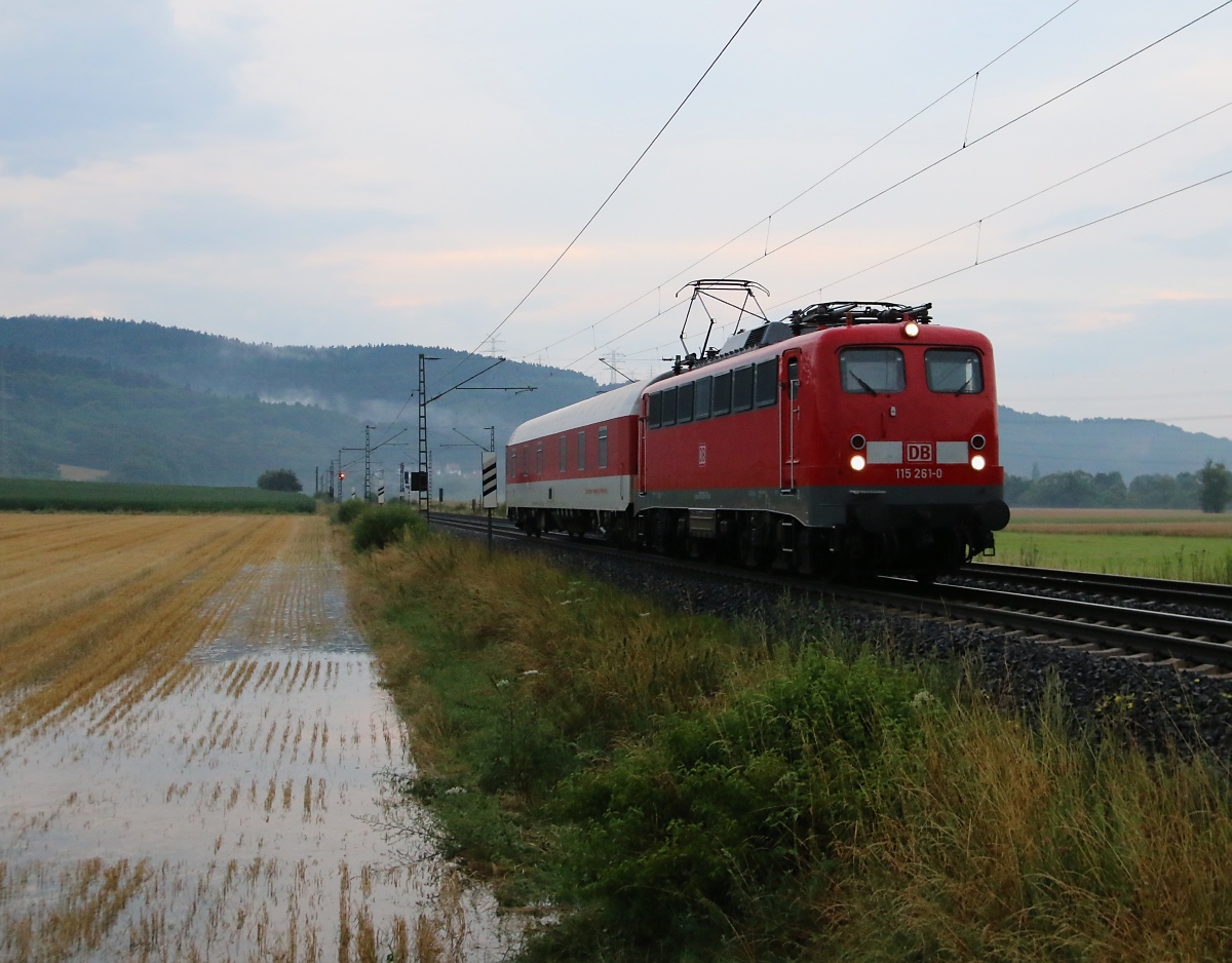 Zwischen Mecklar und Ludwigsau-Friedlos konnte am Abend des 10.07.2014, nachdem das Unwetter vorerst durch war, noch die 115 261-0 mit einem Schlafwagen im Schlepp abgelichtet werden.