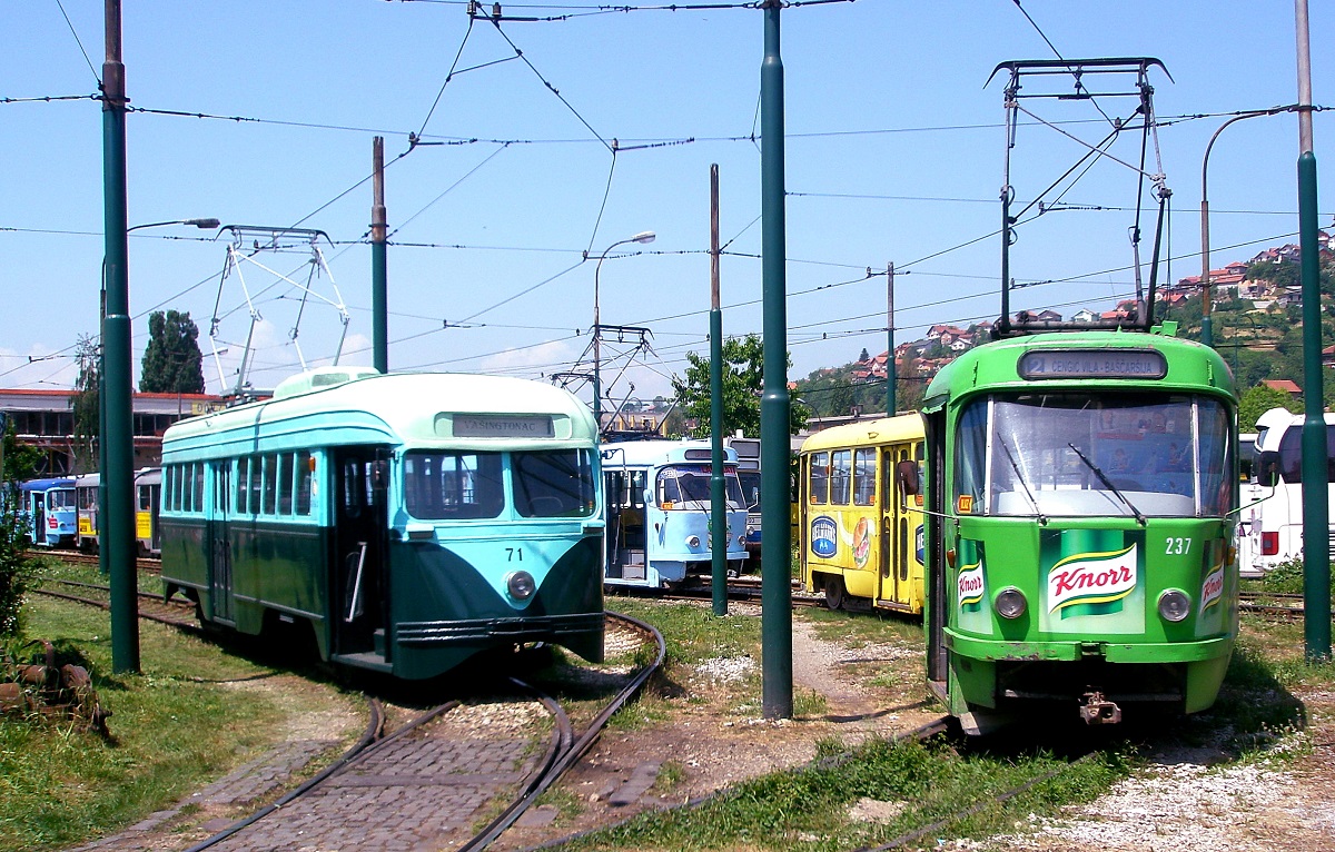 Zwischen mehreren Tatra-Tw steht der historische Tw 71 im Sommer 2009 im Depot Sarajevo. Dieser PCC-Tw ist der letzte noch erhaltene aus einer Serie, die Sarajevo wegen der Umspurung des Straßenbahnnetzes von 760 mm auf 1.435 mm 1960 von der Straßenbahn in Washington erwarb.