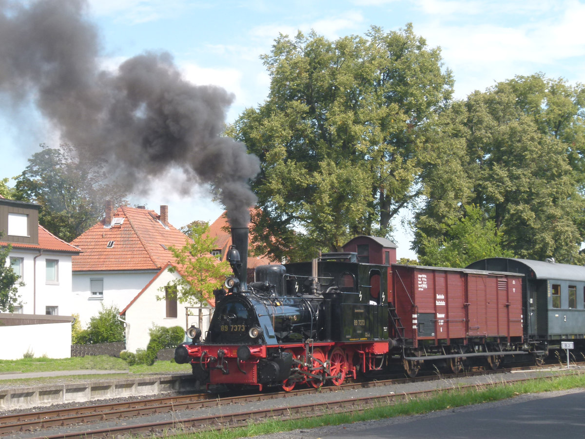 Zwischen Mellrichstadt und Fladungen verkehrt an bestimmten Tagen das  Rhön-Zügle . Am 30. August 2015 war es sehr heiß - kein Dampflokwetter. Aber die Bahn hatte in diesem Jahr die preußische T3 erstmalig in Betrieb genommen und die wollte ich sehen. Im Bahnhof Ostheim steht der Zug jetzt zur Fahrt nach Fladungen bereit.