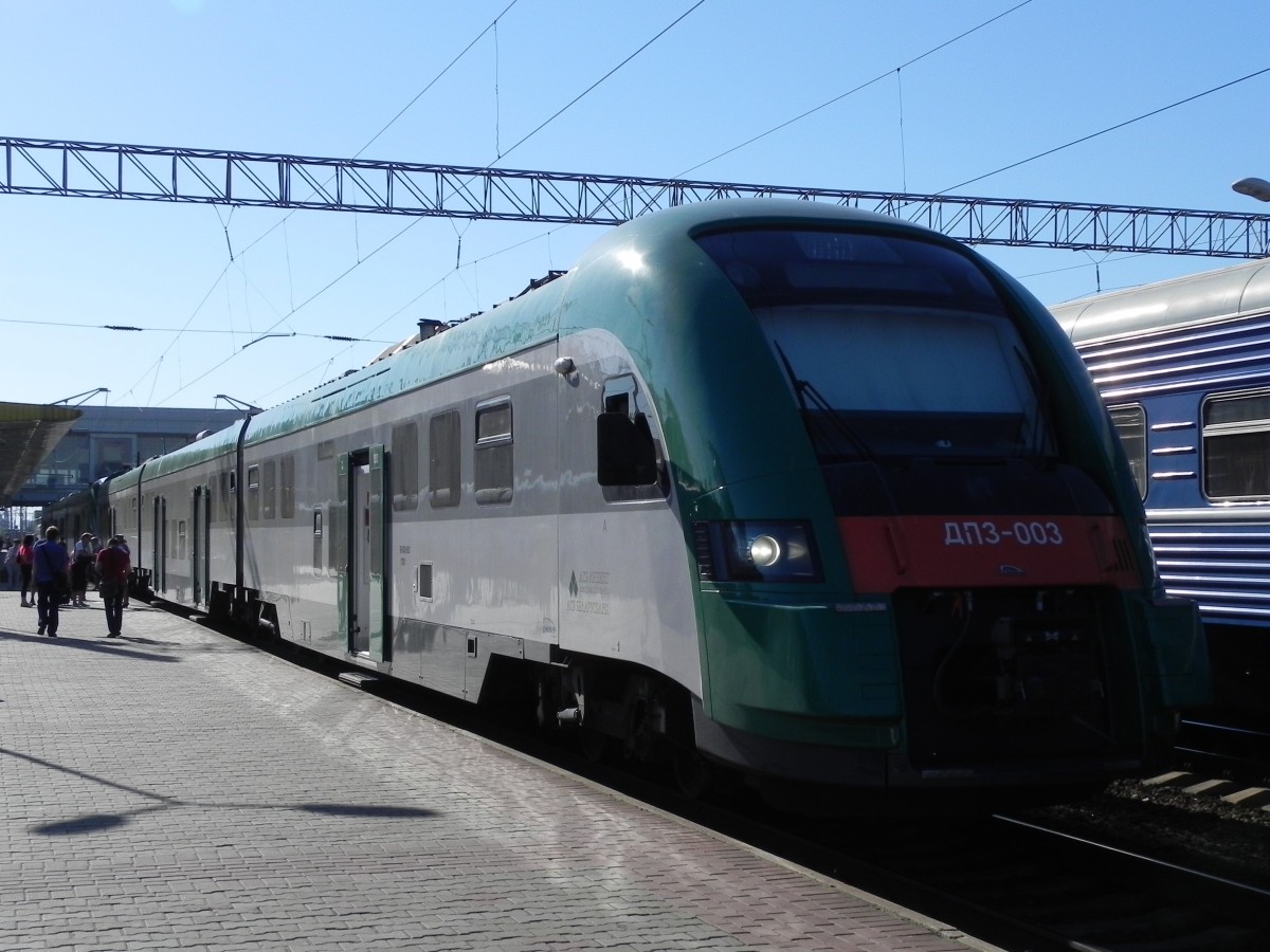 Zwischen Minsk und Vilnius verkehren neue Züge der Baureihe DP3. Hier steht der DP3-003 am 07.06.2015 als D805BJ kurz vor der Abfahrt (um 08:40 Uhr) in Minsk. Er benötigt für die Stecke 2,5 Stunden. 