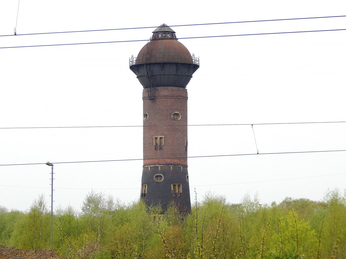 Zwischen den mittlerweise kleinen Wald auf den Gleisfeld ragt einer der beiden Wassertürme in Duisburg Wedau.

Duisburg Wedau 25.04.2015