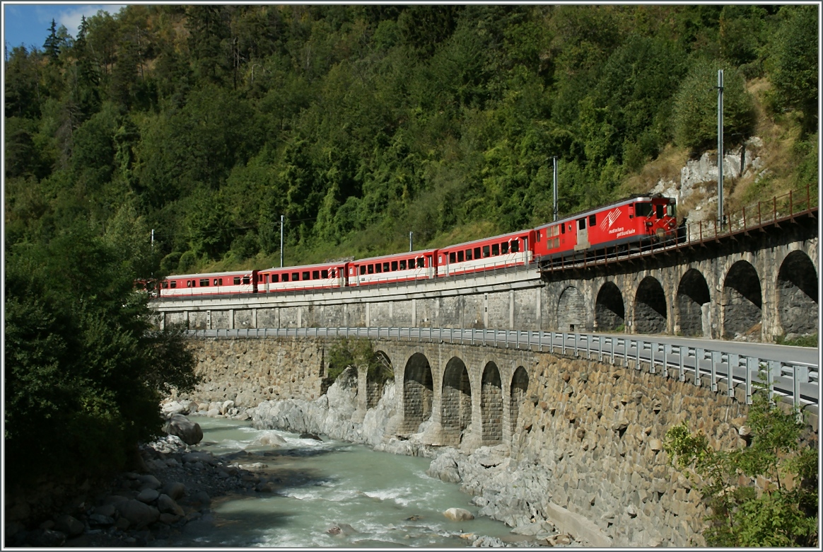 Zwischen Mrel und Betten (Talstation) wird kurz vor Station Betten das Tal eng und mssen sich die Verkehrsweg ihren Platz im steilen Hang suchen.
MGB Regionalzug 538 auf seinem Weg nach Gschenen.
10. Sept. 2013