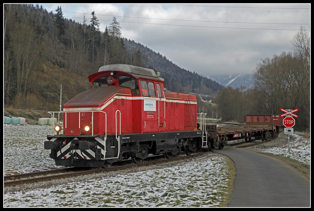 Zwischen Mürzzuschlag und Hönigsberg begleitet eine normalspurige Werkbahn die Südbahn die zwei Schwerindustriebetriebe verbindet. Am 29.11.2018 konnte ich einen Zug dieser Bahn fotografieren.