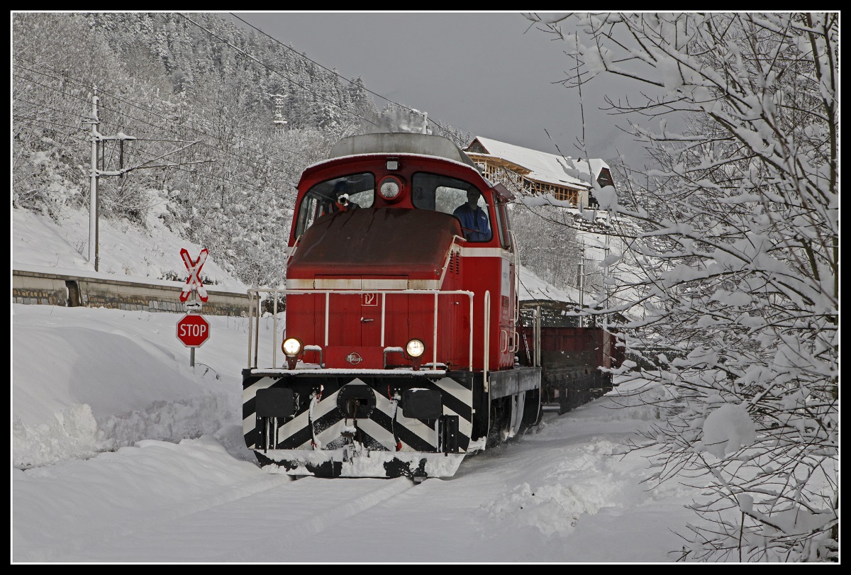 Zwischen Mürzzuschlag und Hönigsberg gibts parallel zur Südbahn eine Werkbahn die zwei Industriebetriebe miteinander verbindet. Am 12.12.2018 fährt ein kurzer Übergabezug mit der Werklok Richtung Hönigsberg.