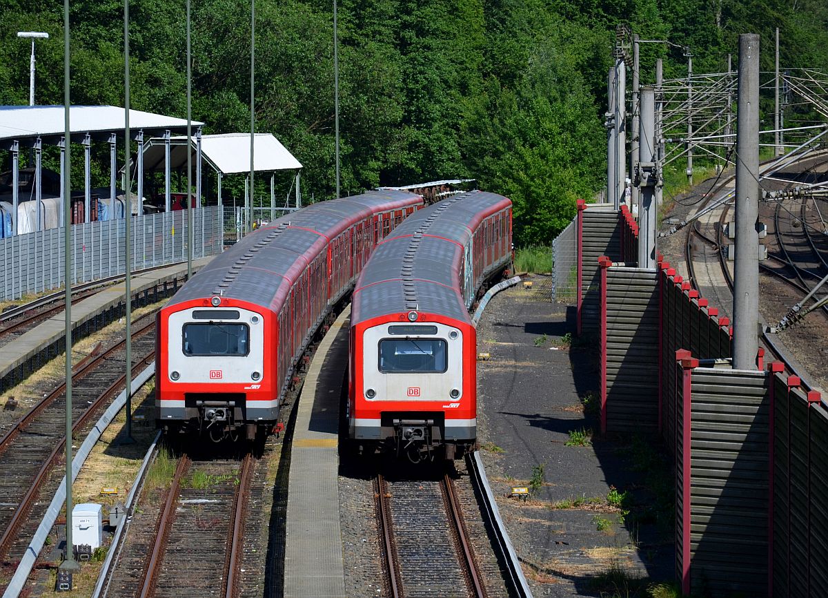 Zwischen Museums-Zaun und Lärmschutzwand: zwei Züge der Hamburger S-Bahn in der Abstellanlage von  Aumühle . Links das Gelände des VVM-Eisenbahnmuseums, rechts die Fernbahnstrecke nach Berlin. 9.6.2014