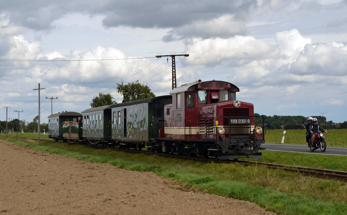 Zwischen Naundorf und Schweta war 199 030 am 10.09.17 unterwegs als sie auf der Fahrt nach Mügeln von einem filmenden Moped begleitet wurde. 